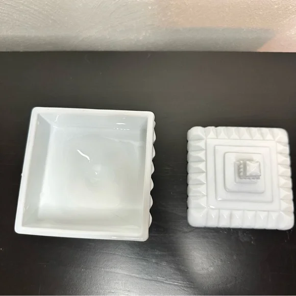 Milk Glass Candy dish - Picture 4 of 9